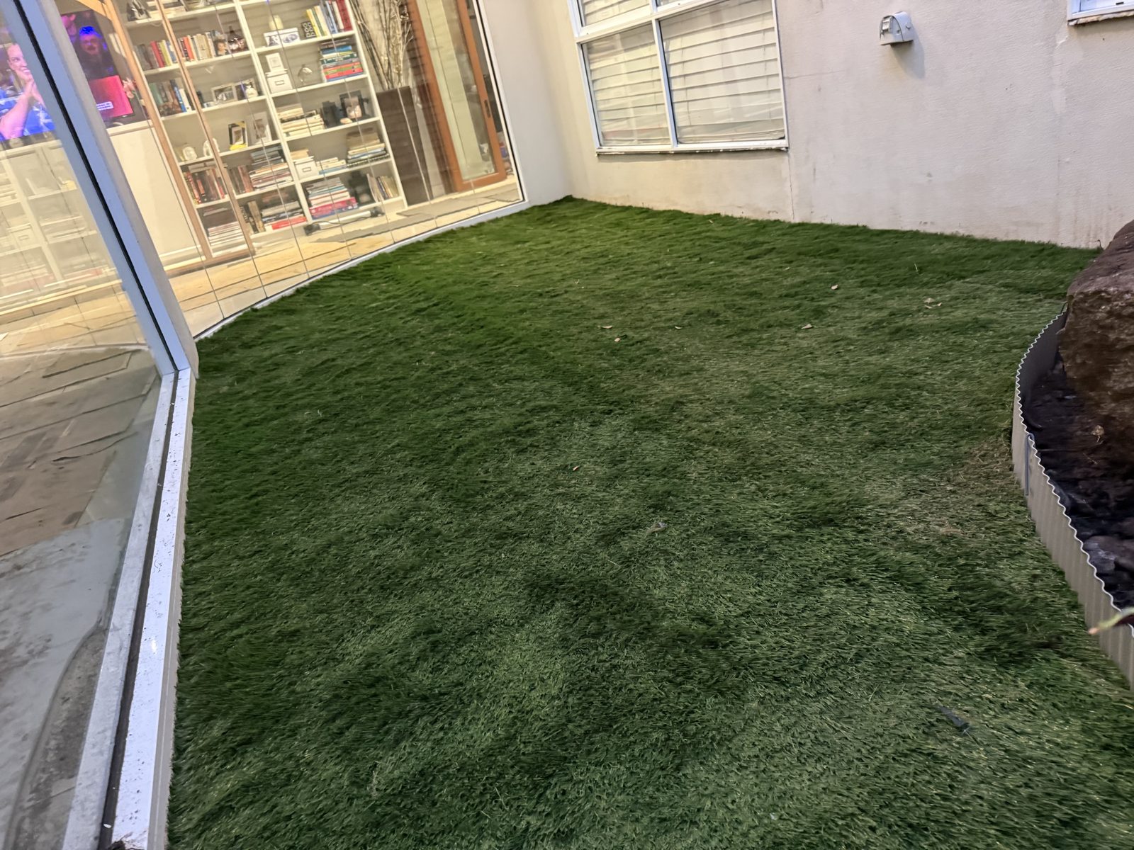 Artificial turf courtyard by EKO Gardening Solutions
