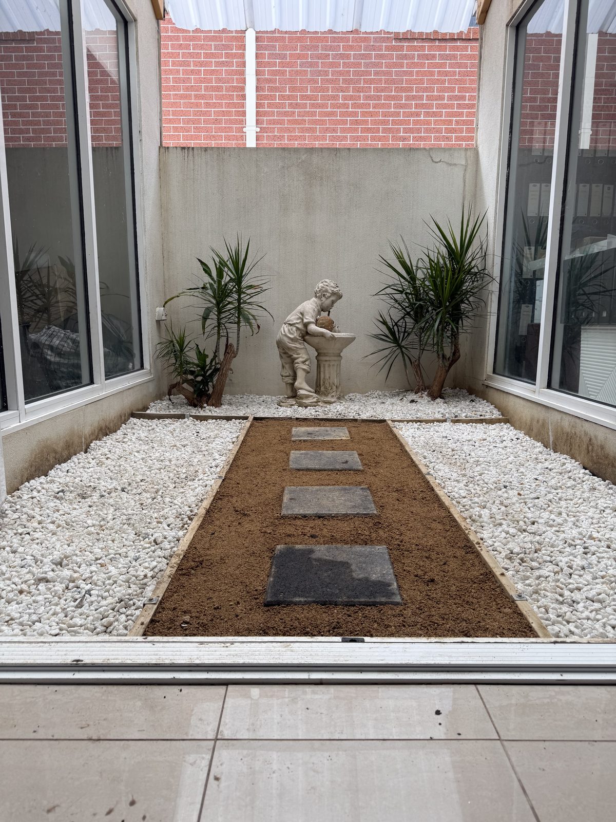 Finished landscaped courtyard by EKO Gardening Solutions